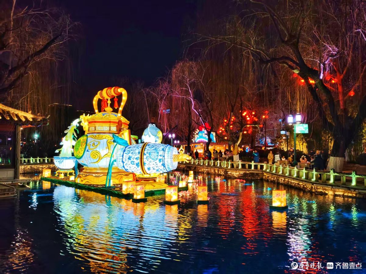 济南趵突泉公园第四十五届迎春灯展开始了