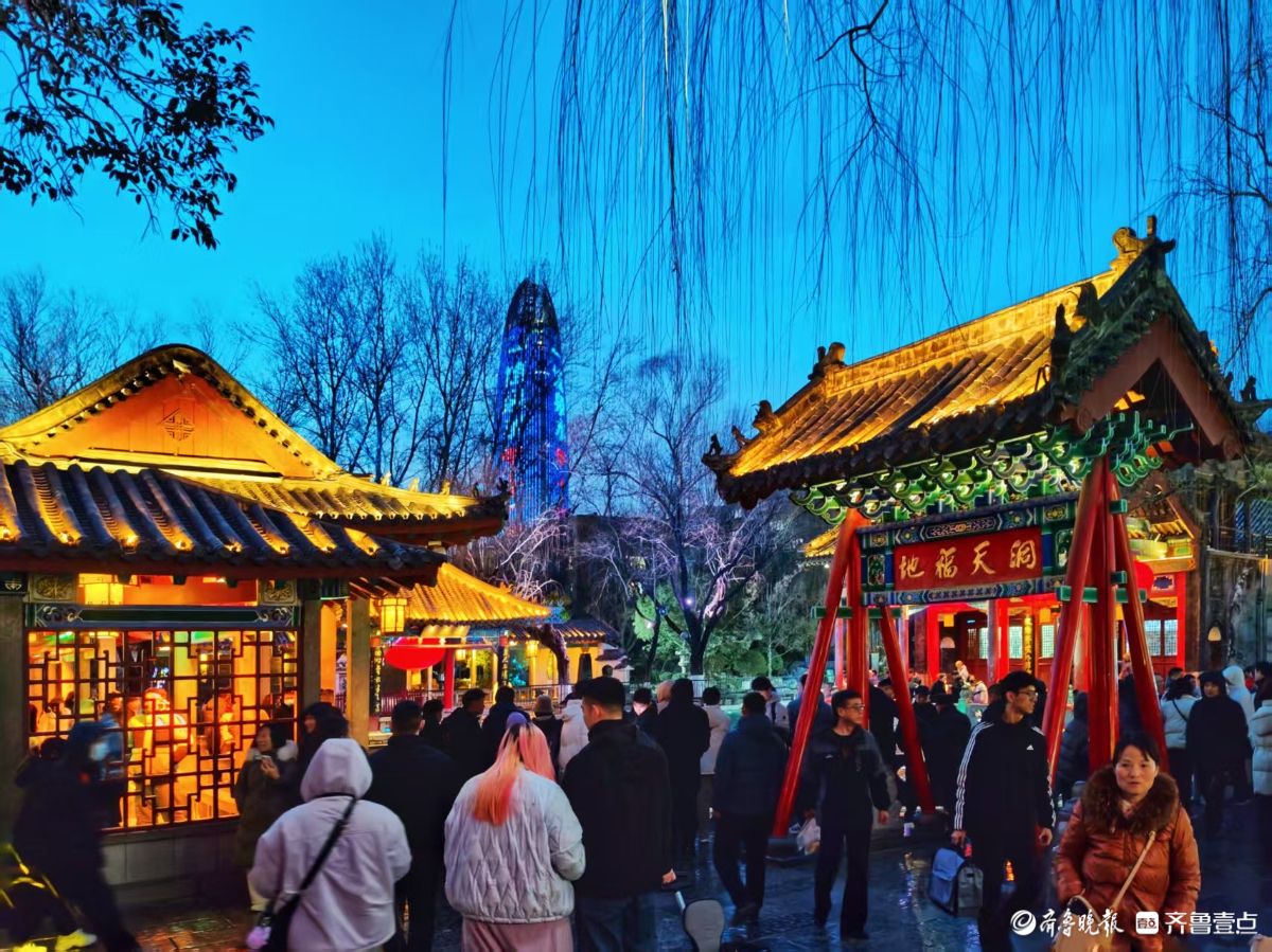 济南趵突泉公园第四十五届迎春灯展开始了