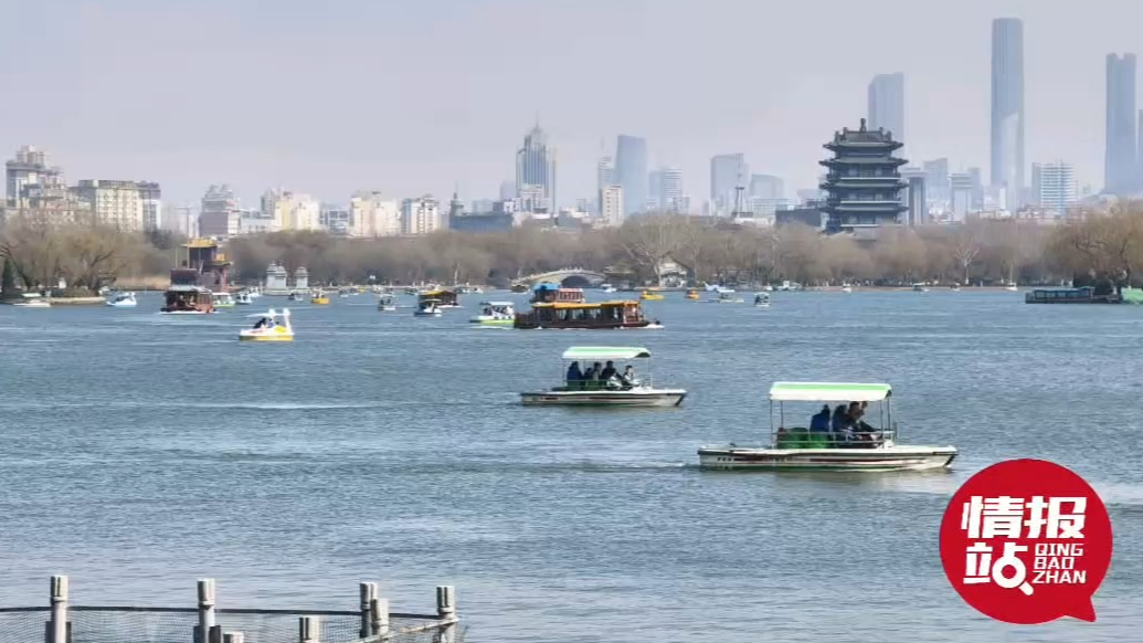 壹粉过大年|济南大明湖欢声笑语年味浓，游客泛舟湖上享惬意假期