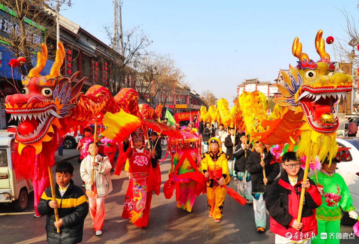 新春随手拍|巨龙雄狮街头贺新春，马年马头古镇迎盛景
