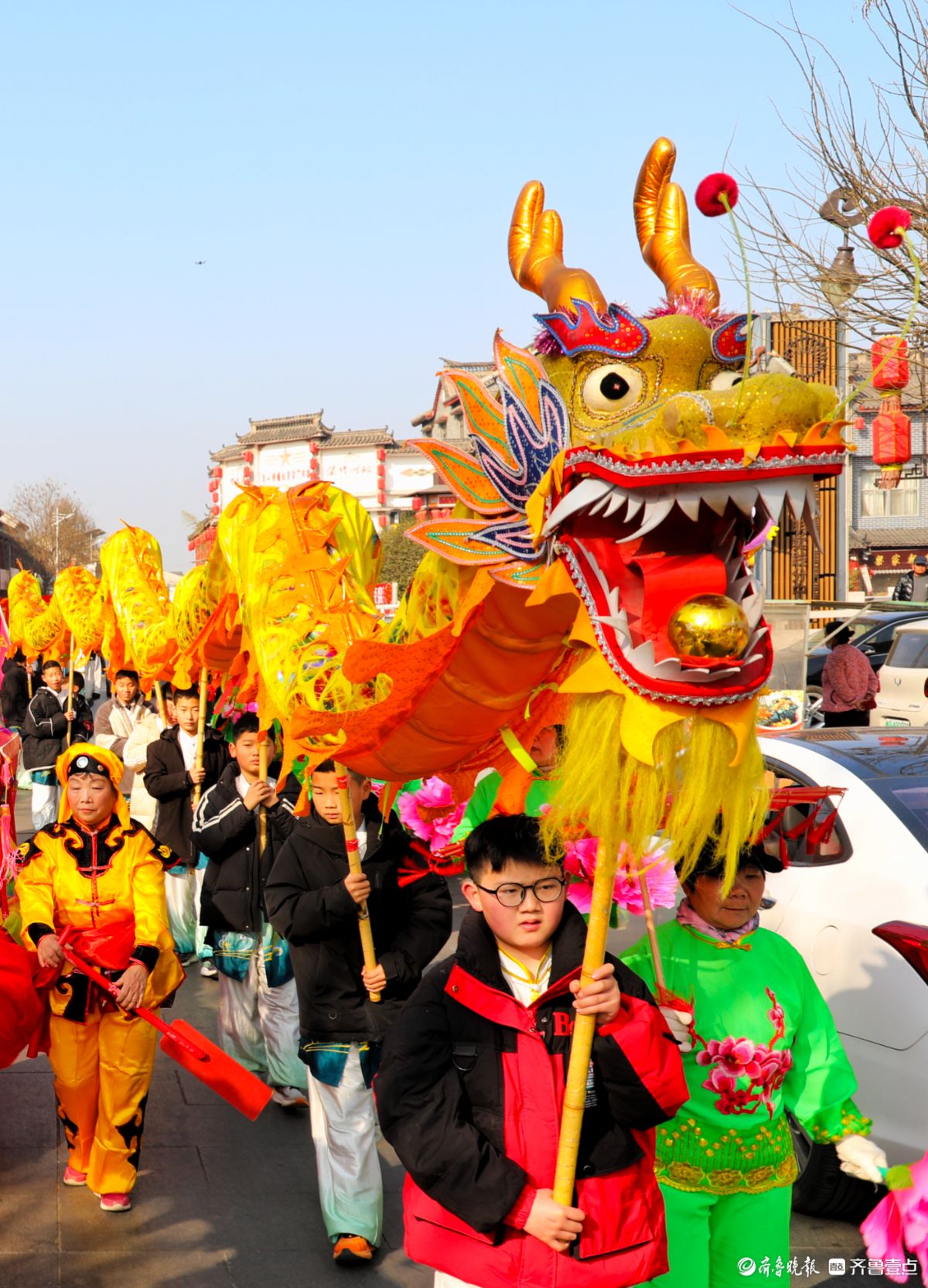 新春随手拍|巨龙雄狮街头贺新春，马年马头古镇迎盛景