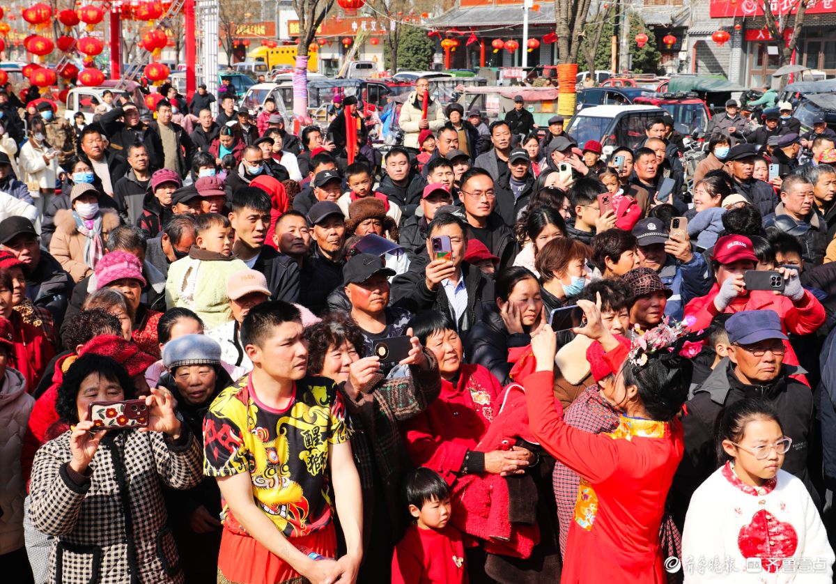 新春随手拍|巨龙雄狮街头贺新春，马年马头古镇迎盛景