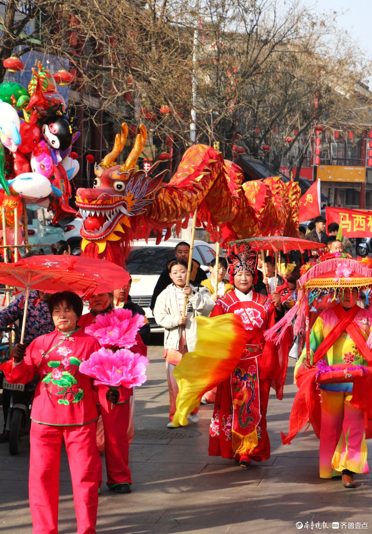 新春随手拍|巨龙雄狮街头贺新春，马年马头古镇迎盛景