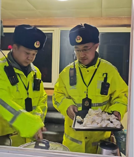 暖心饺守护团圆路，济南市交通运输综合行政执法支队慰问出租司机