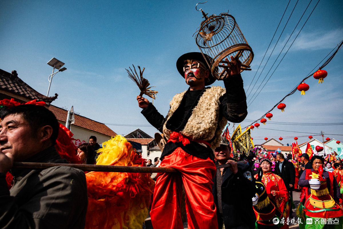 正月初五，沂水县诸葛镇大峪村“送火神”