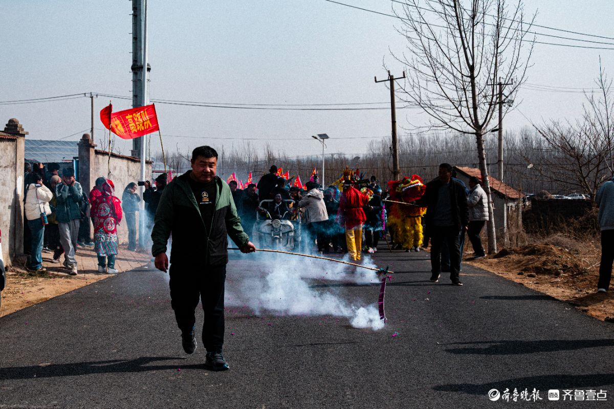 正月初五，沂水县诸葛镇大峪村“送火神”
