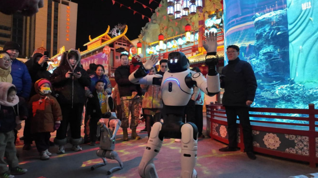 新春走基层｜春晚同款机器人！青岛山海间不夜城年味满满科技感