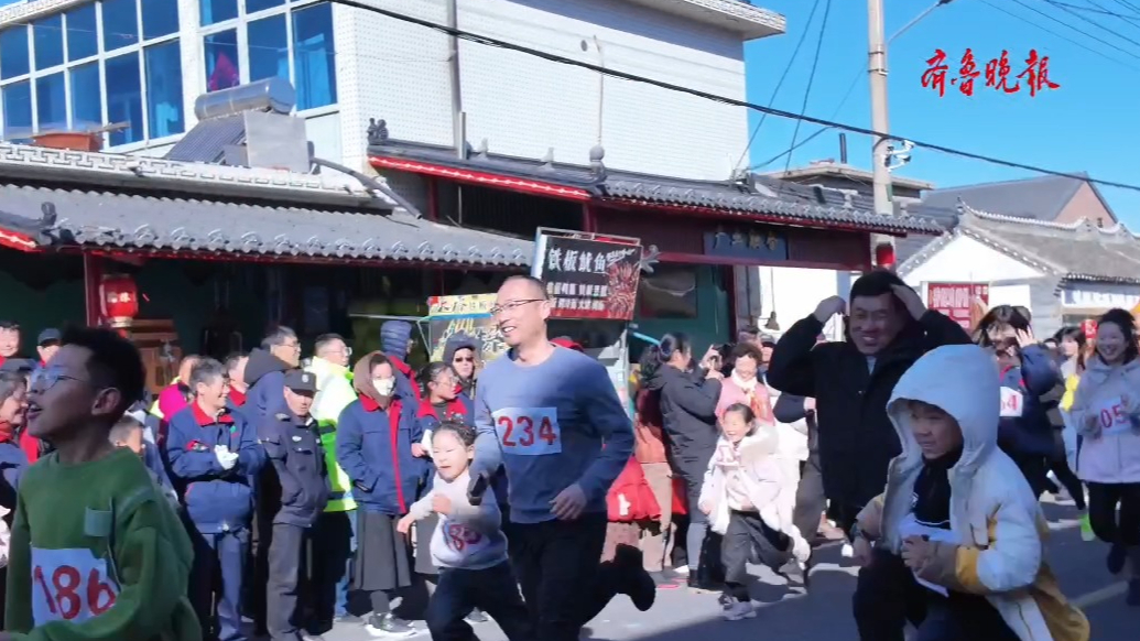 果然视频｜七旬老人带孙参加乡村新春趣味运动会，开心抱大奖回家