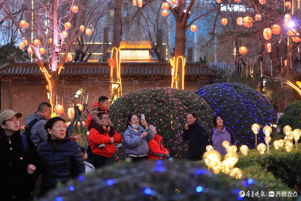 花灯璀璨映泉城，五龙潭里年味浓