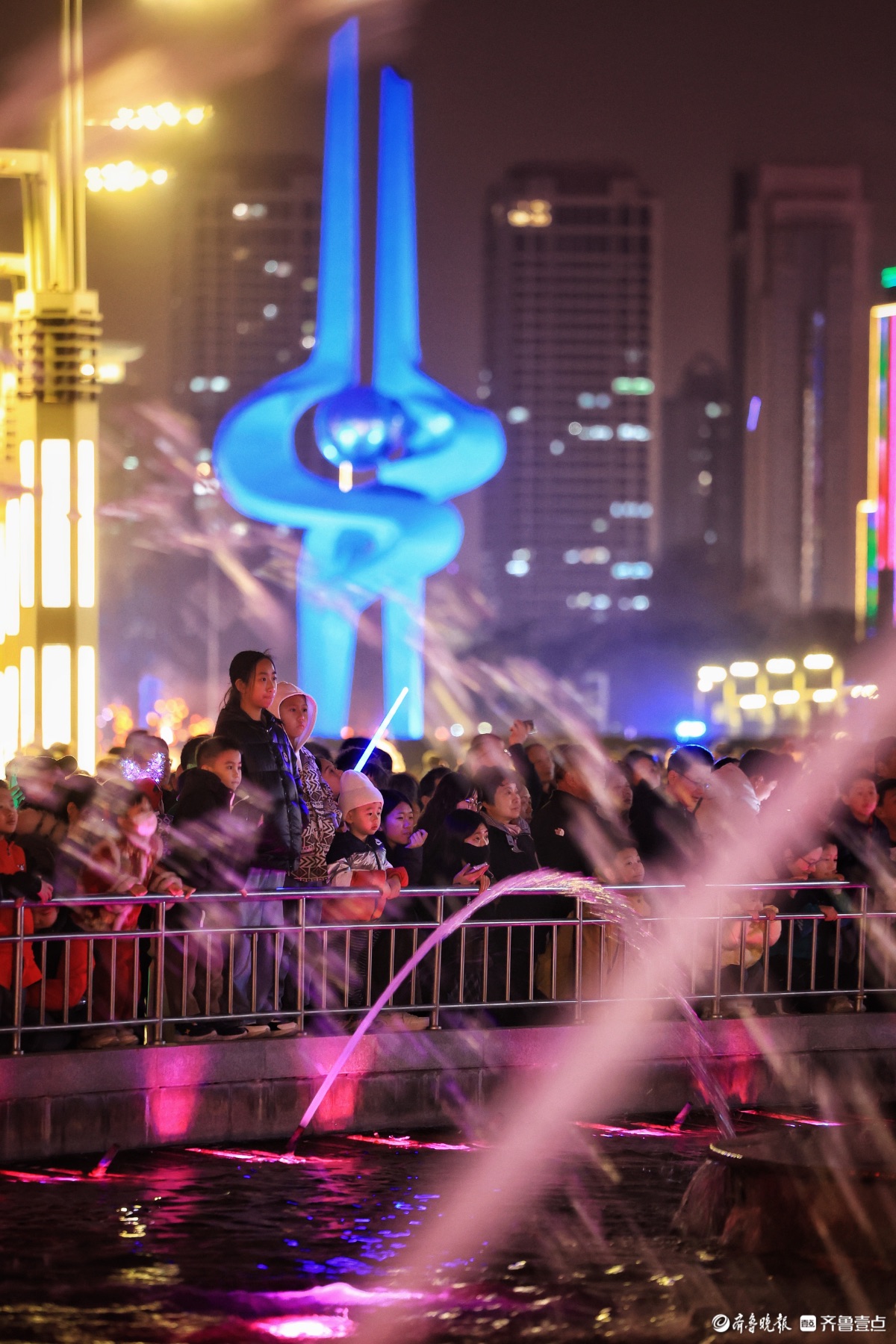 泉城"大客厅" 喷泉迎客来