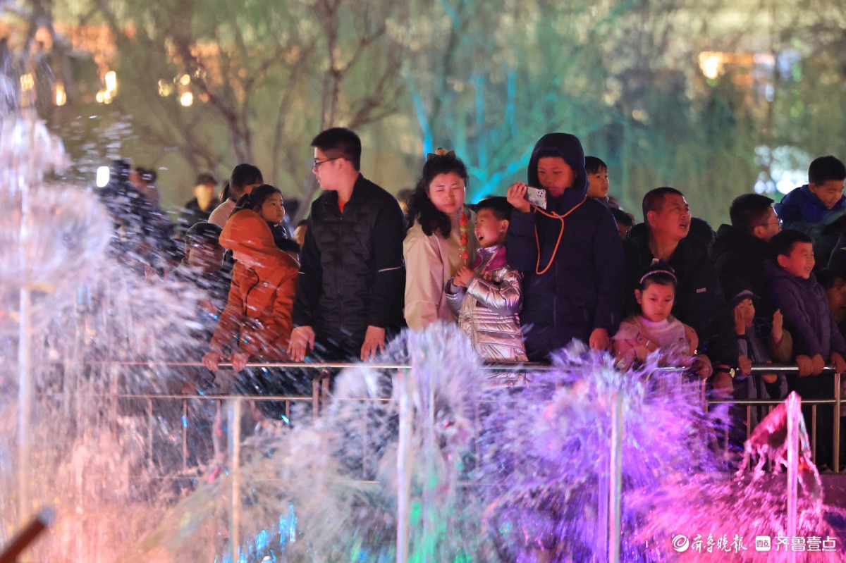 泉城"大客厅" 喷泉迎客来