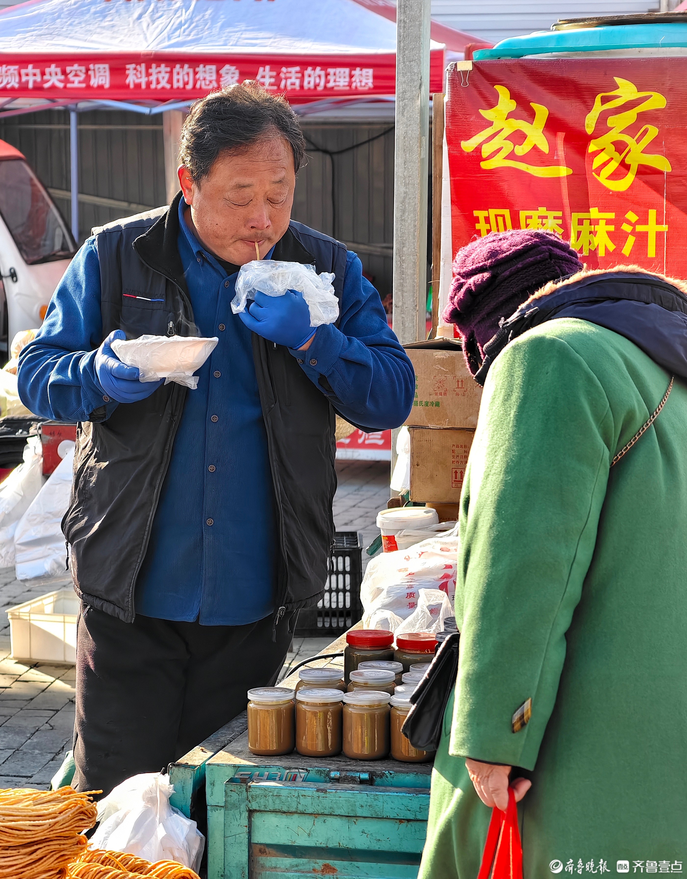 大集上，摊主边吃边做生意