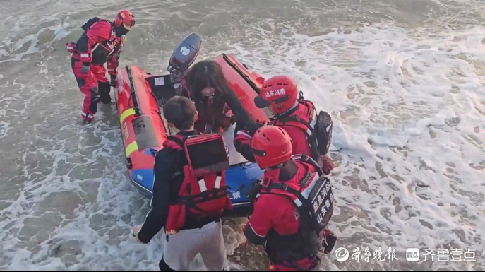 果然视频|两名游客被困海中礁石上，消防员驾艇施救