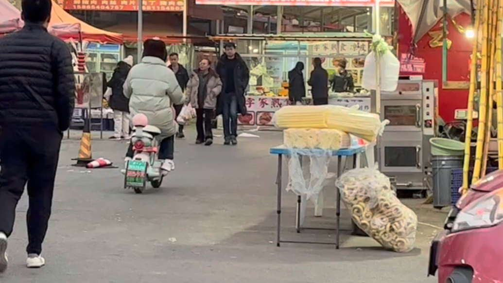 人潮涌动年味浓，农贸市场“春节模式”热气腾腾