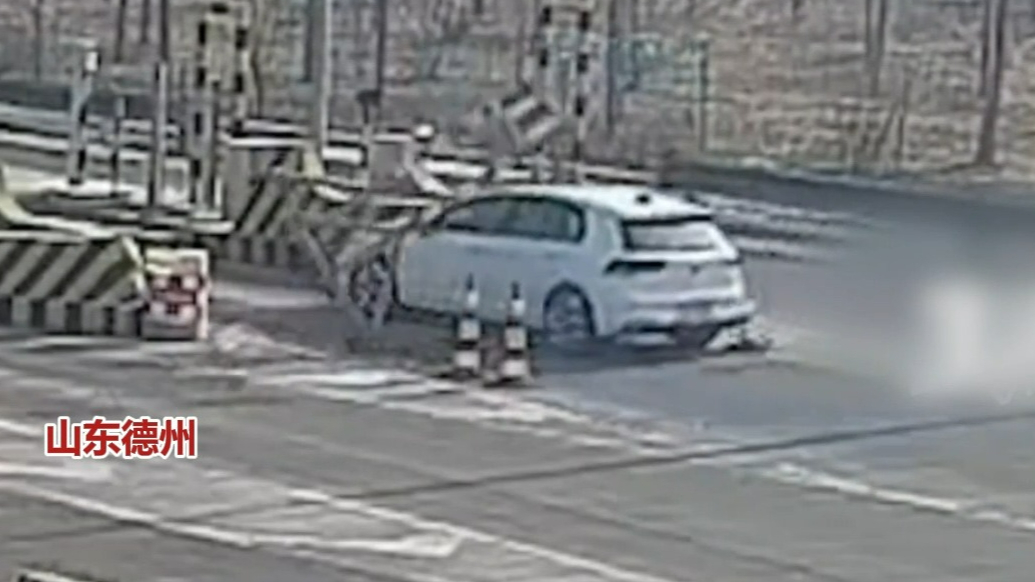 果然视频｜男子开车下高速撞上龙门架，德州6名交警合力徒手救援