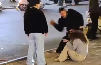 夫妻当街殴打15岁女孩被批捕，谁给了他们施暴的底气