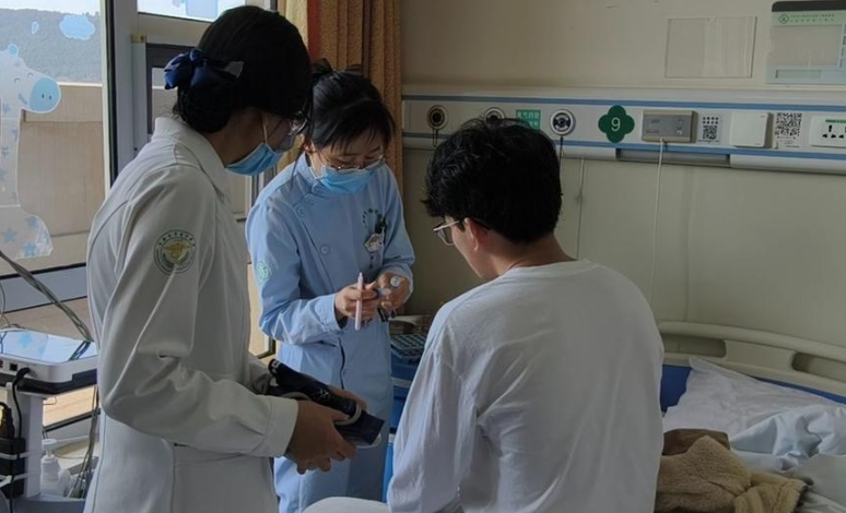 一个孤儿的四次唇腭裂手术，一场跨越15年的爱心接力