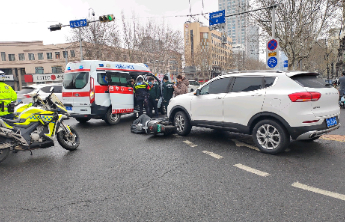 情报站|济南纬二路路口一私家车与电动车相撞，雨天出行注意安全