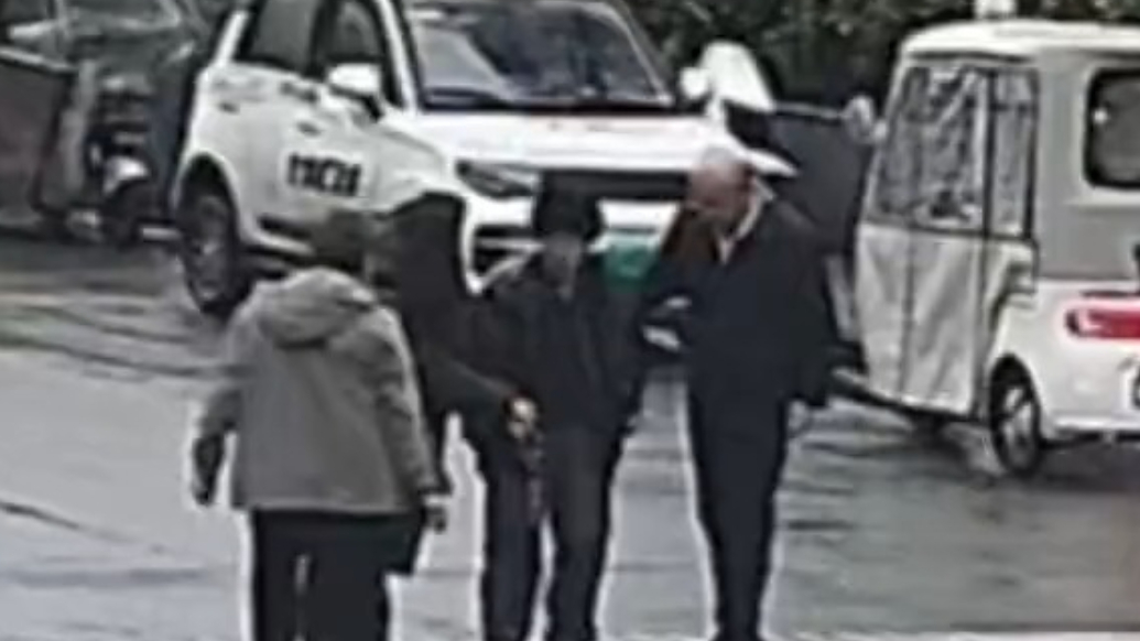 枣庄薛城街头暖心一幕！市民雨中接续助力扶起摔倒老人