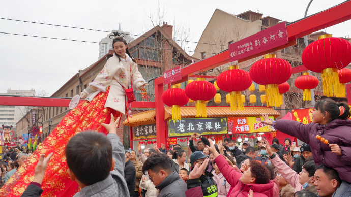 新春走基层丨四米高空撒糖！两位“仙女”把甜蜜揉进新春街巷