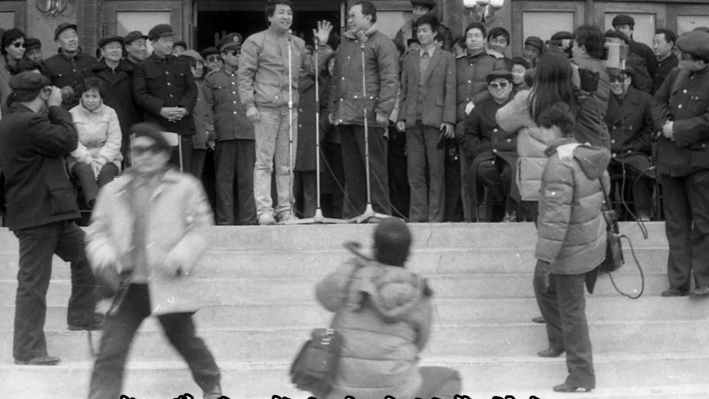 老照片背后的胡集书会|大院里面人山人海 院墙上坐满了人