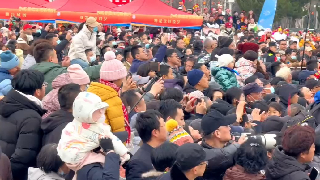 果然视频|为了看秧歌，烟台人太卷了！自带凳子、梯子抢视角