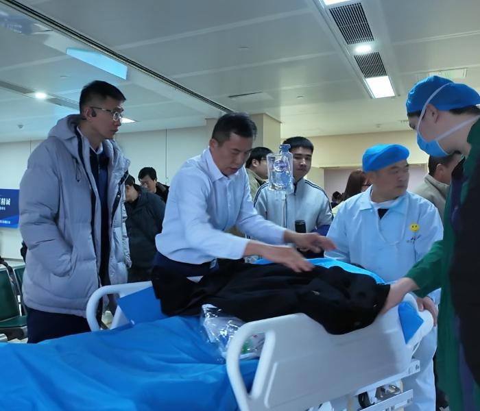 正月初九，21岁的成宝正在医院里等待进行第四次唇腭裂修复手术。从一名孤儿到如今的大学生，15年时间里，一群素不相识的好心人，用爱心接力照亮他的成长道路，托举他向充满希望的未来前行。