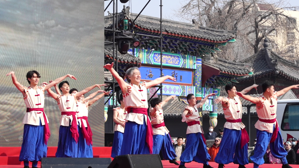 果然视频丨青岛糖球会海云庵会场开街，七旬“银发”领舞点燃现场