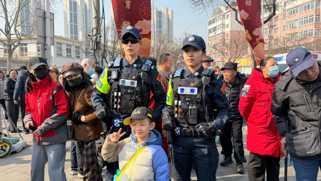 果然视频丨又酷又飒！青岛爆火“181”女特警闪现海云庵糖球会