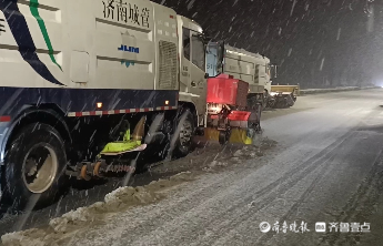 城区主次道路、高架路桥已清理完毕，济南城管连夜清雪除冰