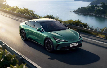 AI高性能宽体轿跑，极狐全新阿尔法S5预售价11.28万起