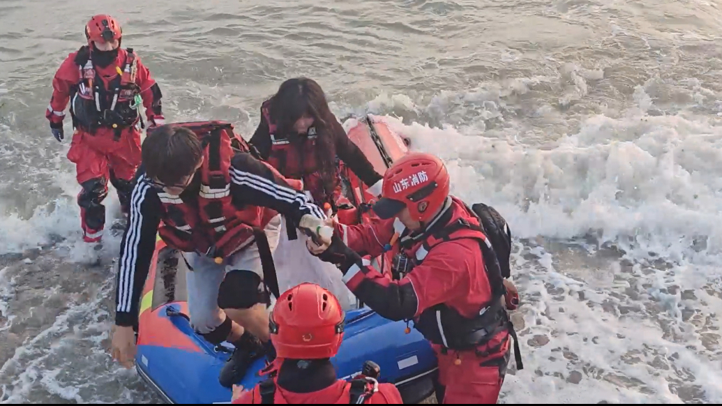 果然视频丨青岛崂山一房车营地附近俩游客被困礁石