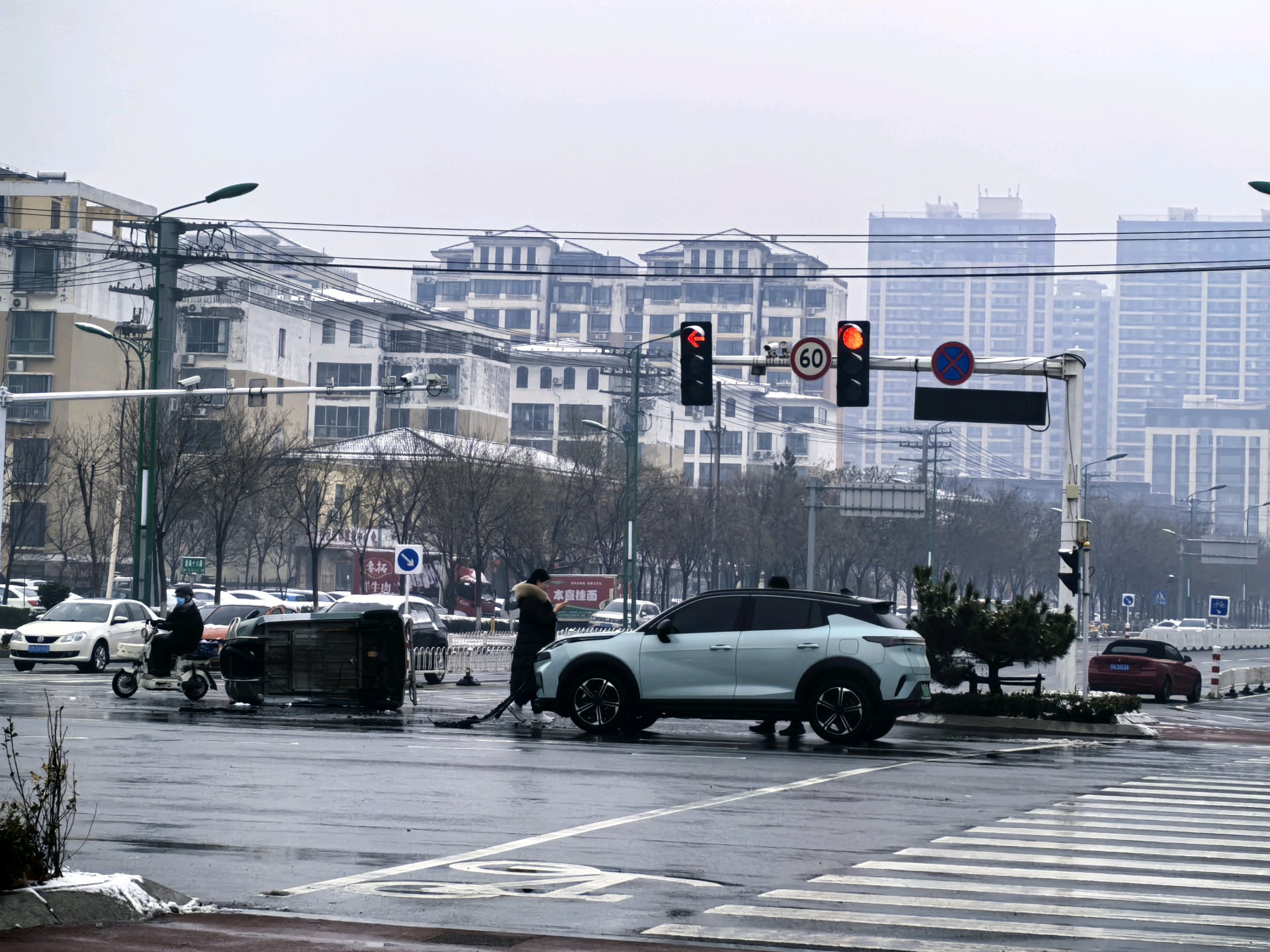 情报站|滨州黄河十二路路口两车相撞，一电动三轮车侧翻倒地