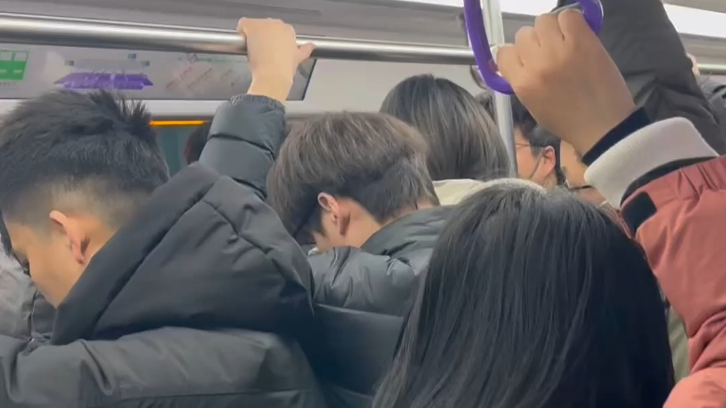 果然视频|济南马年首个雨雪早高峰，4号线车厢人气爆棚