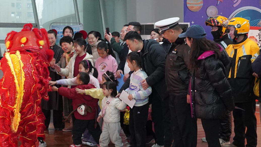 果然视频丨交警进社区 元宵节送平安