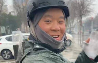 “就是顺手的事儿！”全城寻人！冒雨给交警送伞的外卖小哥找到了