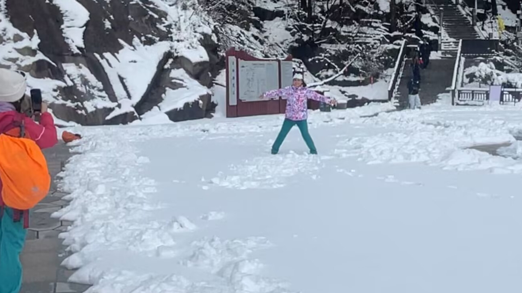 果然视频丨雪落崂山巨峰，游客撒欢儿玩到不想走
