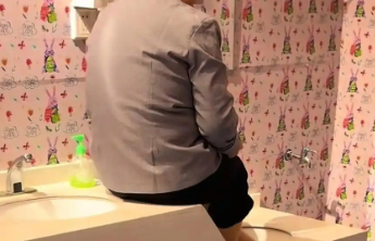 母婴室洗手池内泡脚，有错的不只涉事保洁员一人