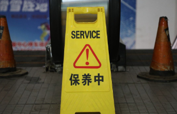 商场电梯“纸面维保”，安全底线岂可失守