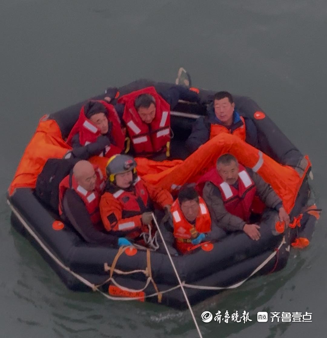 货船断裂进水，8人弃船求生，北海救助局风雨中成功施救