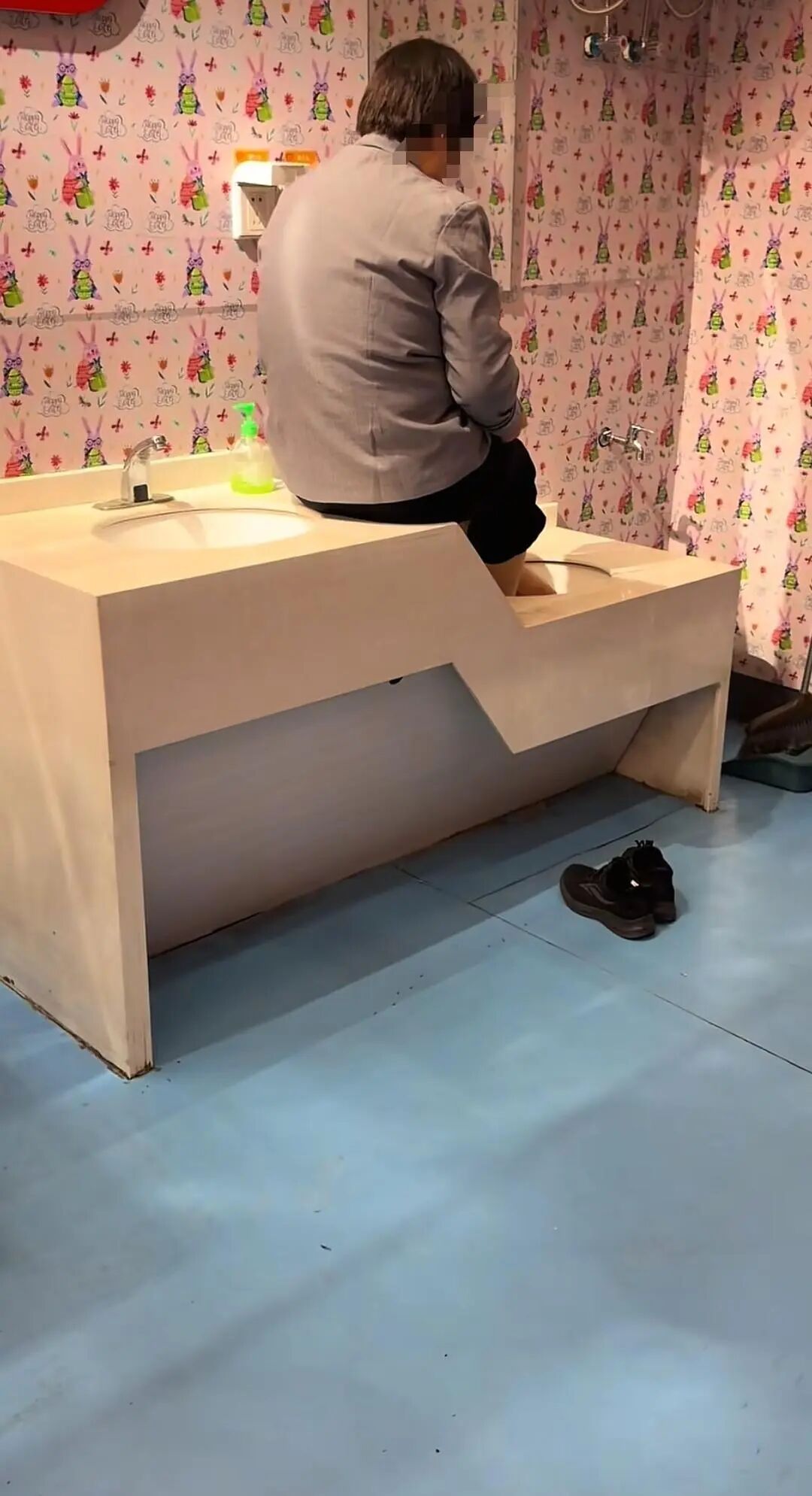 保洁员在母婴室洗手池泡脚，拷问管理责任与文明底线