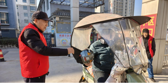 新泰市西张庄镇明德庄村：盔护出行守平安，情暖乡村筑防线