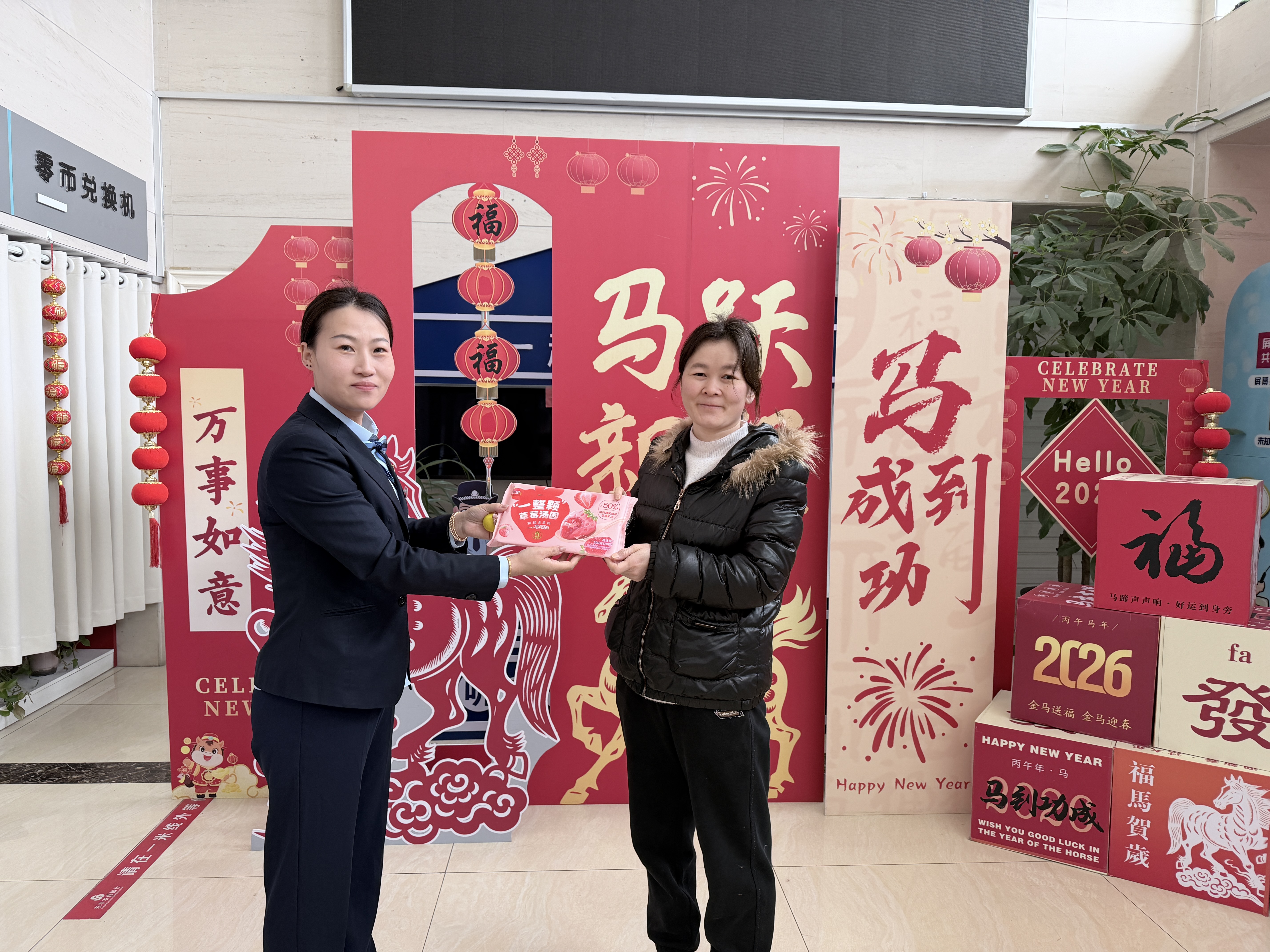 灯火暖东平 农商护团圆，东平农商银行与市民共庆元宵佳节