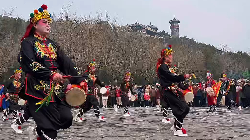 果然视频|元宵节在烟台千年名阁看非遗大秧歌，“拉满”文化范儿