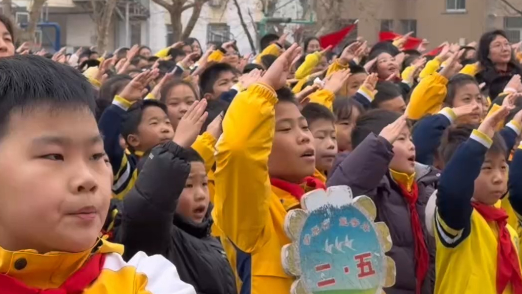 果然视频｜泰安市实验学校春季开学第一天，开学典礼童声合唱国歌
