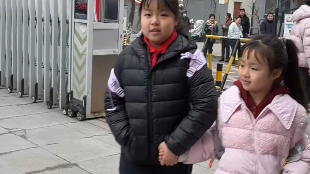 果然视频｜小马机器人迎宾，教室装上空调！烟台中小学开学礼上新