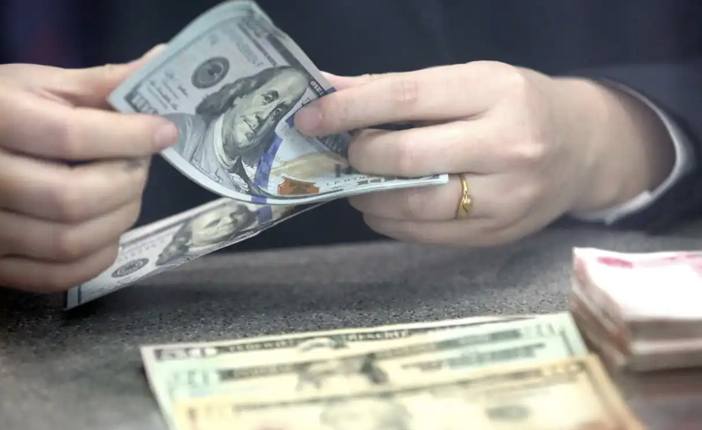 果然财经|去年排队抢存，一年后倒亏六千，美元定存还能不能存？