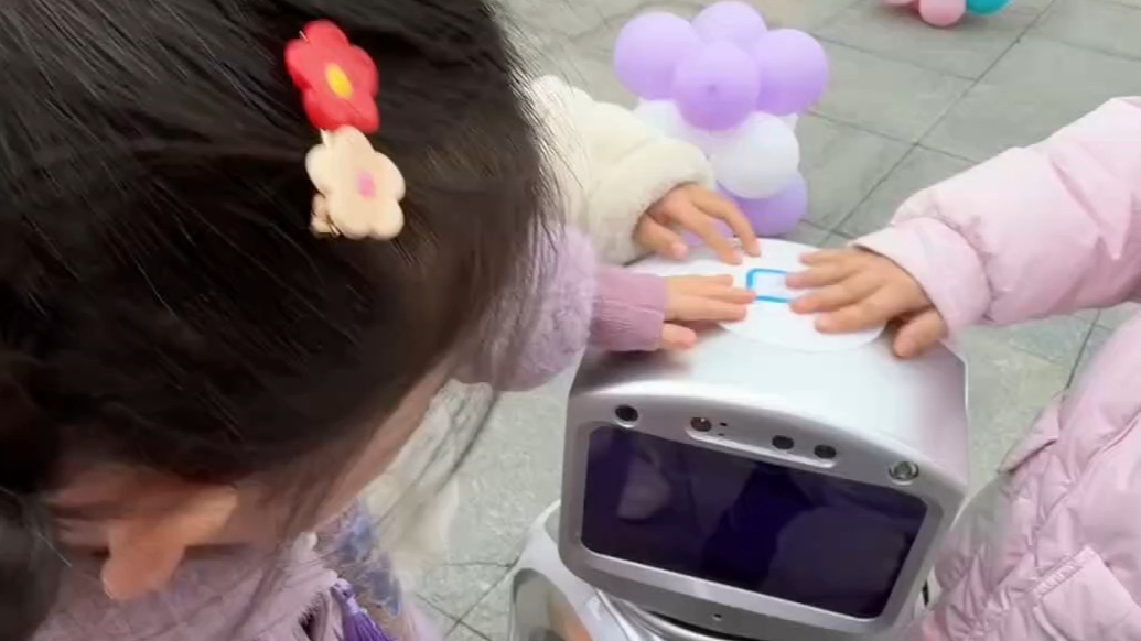 果然视频｜开学收到的第一句问候来自机器人：爱笑的人运气都很好