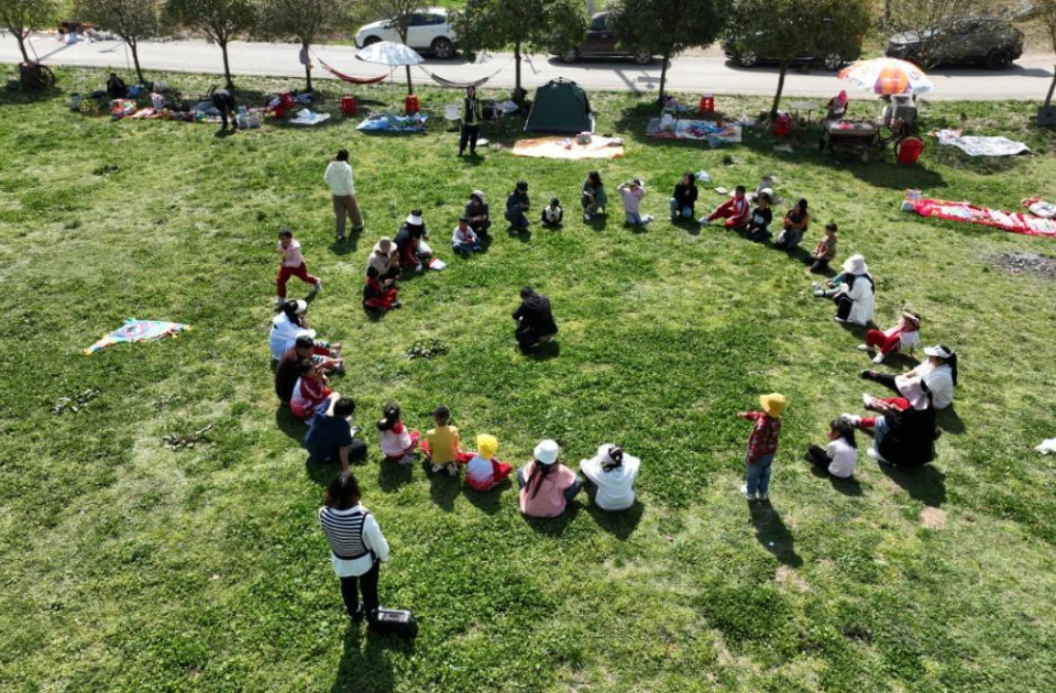 两会热评｜休息就是生产力，放好假也是投资于人