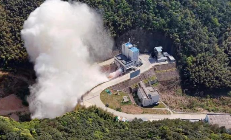 220吨级液氧甲烷火箭发动机“蓝焱”完成整机试车
